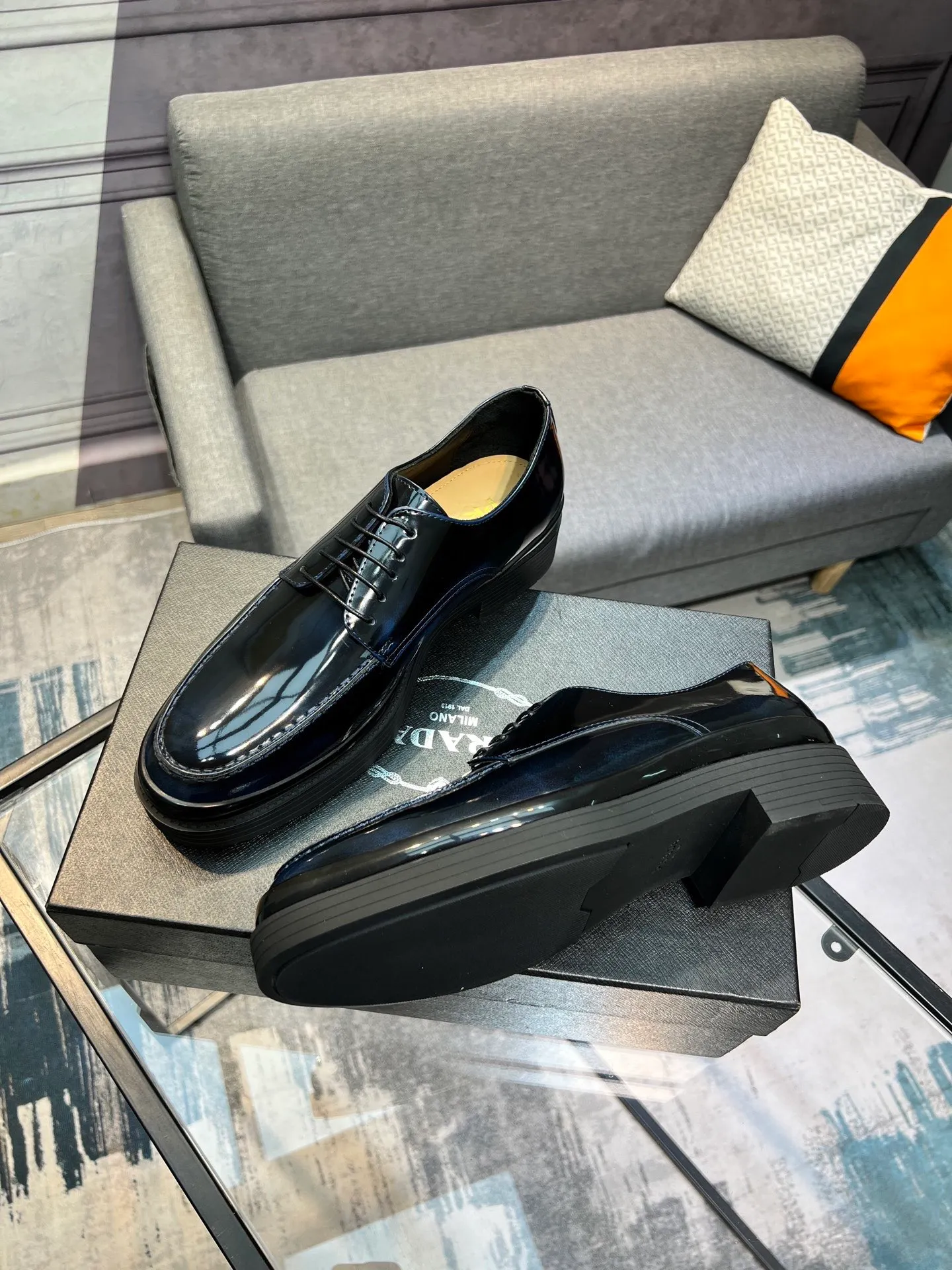 Men's clothing and shoes 💰860 Prada/Prada's new glossy leather loafers are made of open-edge beaded uppers imported from Italy, slip-on loafers style, large piece splicing design, durable and non-deforming, heavy-duty construction, exquisite mark stitching, same material ribbon decoration, blending classic and modern styles, lining with dyed calfskin, standard PRADA logo cowhide feet, original ultra-light matte texture and embossed leather outsole, light and not tired, excellent shock absorption effect, full foot comfort! Size: 39-44 (customized at 38.45)
